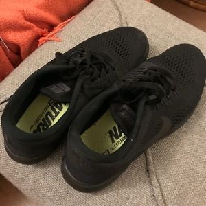 Nike all black shoes